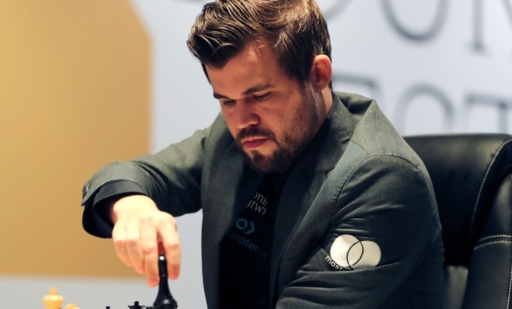 Carlsen chce odhaliť podvodníka. Ten je ochotný hrať nahý